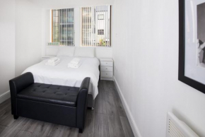 GuestReady - Monochromatic Retreat